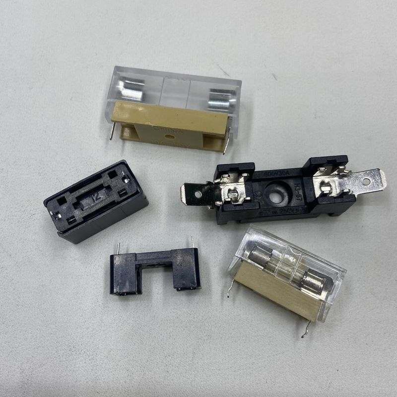 فيوز نگهدارنده 5 * 20mm حداکثر ولتاژ 10A 250VDC فيوز سرامیکی 6x30mm در PCBA